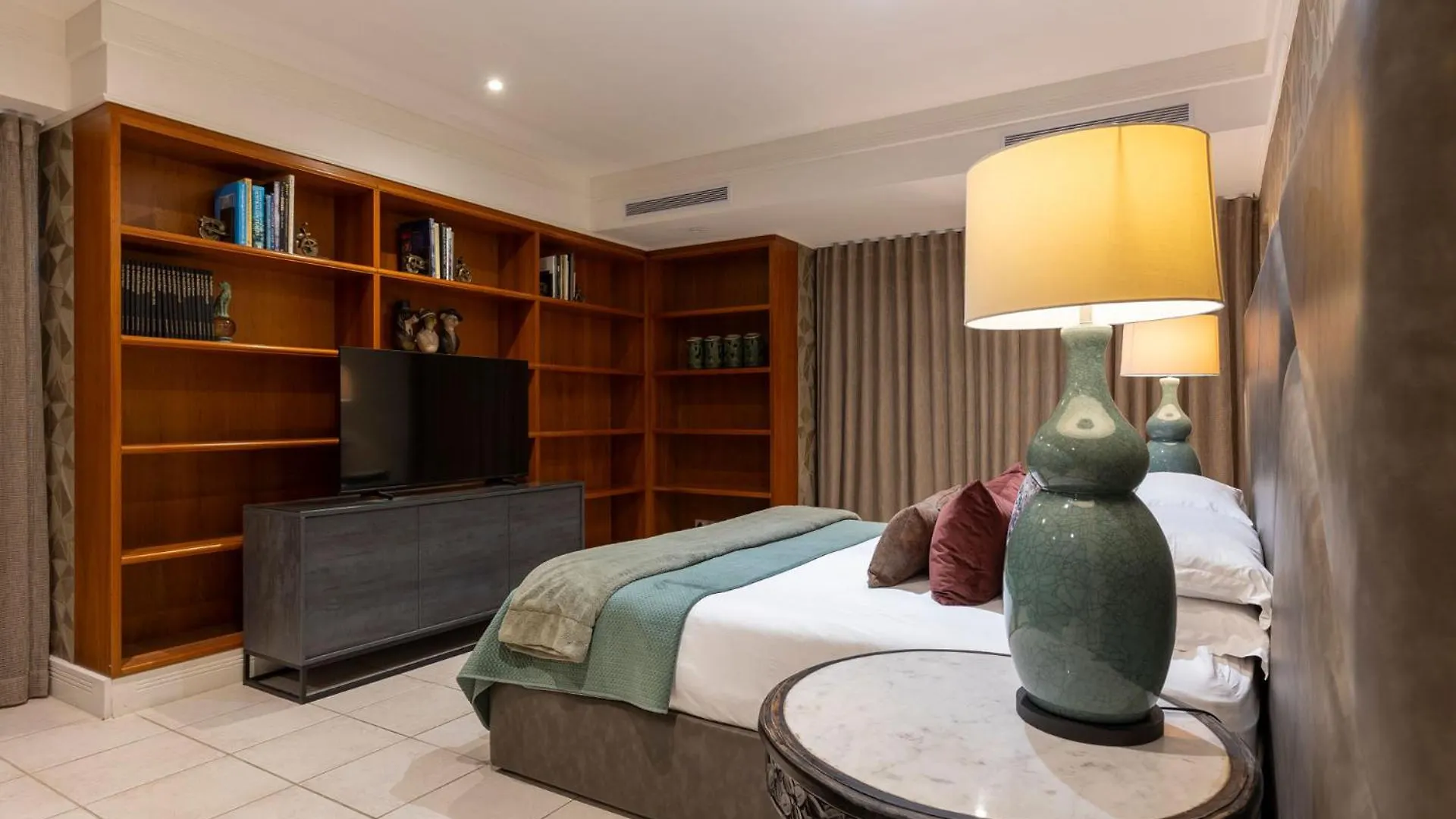 Clifton Yolo Spaces - Clifton Mansion Villa Cape Town 2*,
