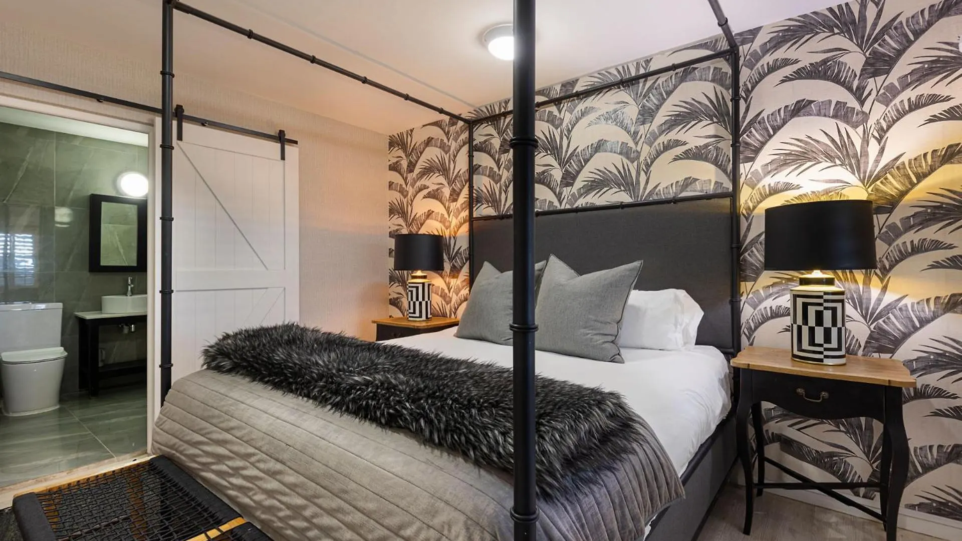 Clifton Yolo Spaces - Clifton Mansion Villa Cape Town 2*,  South Africa